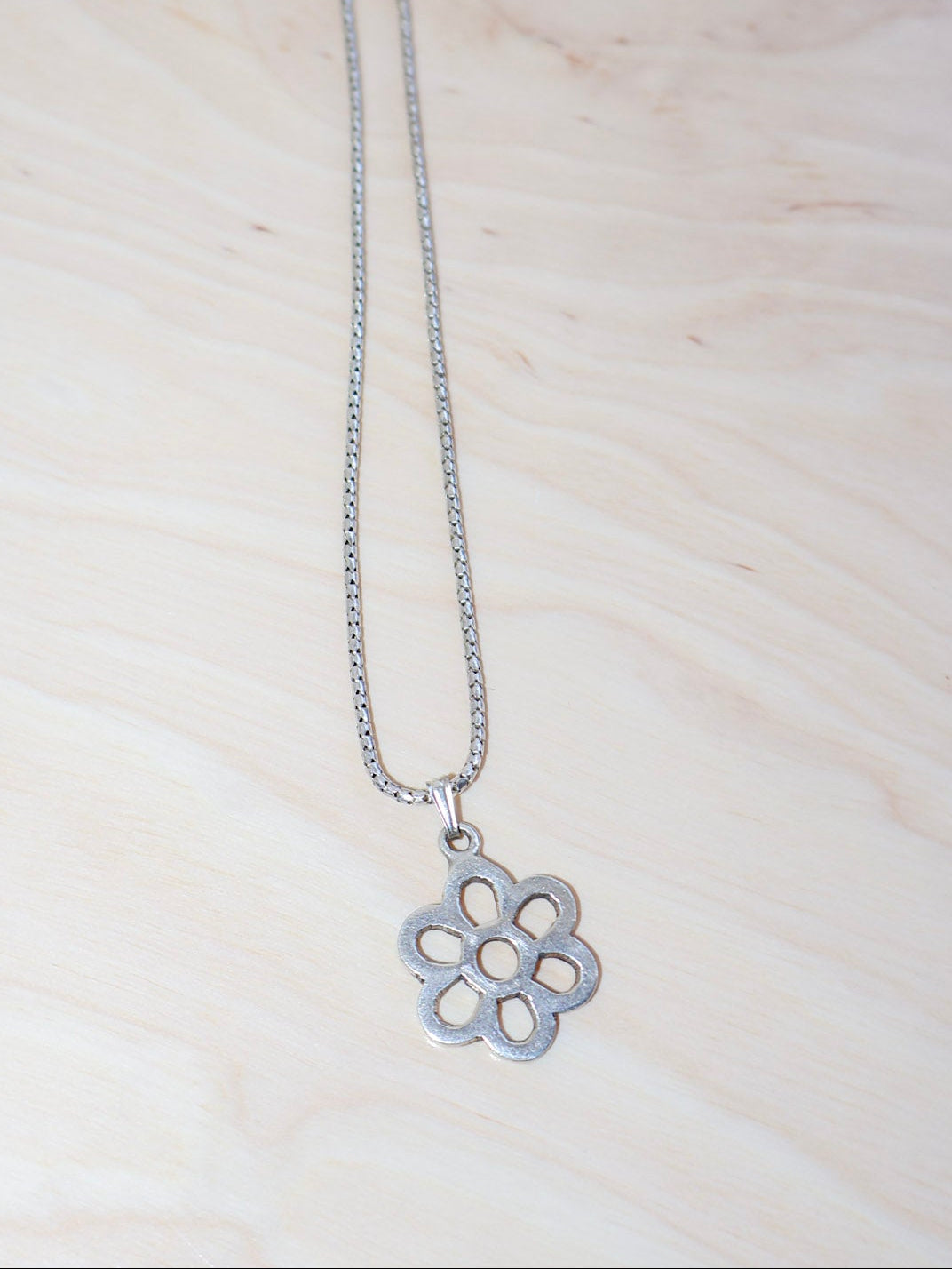 Vintage - Silver Flower Necklace (14”)