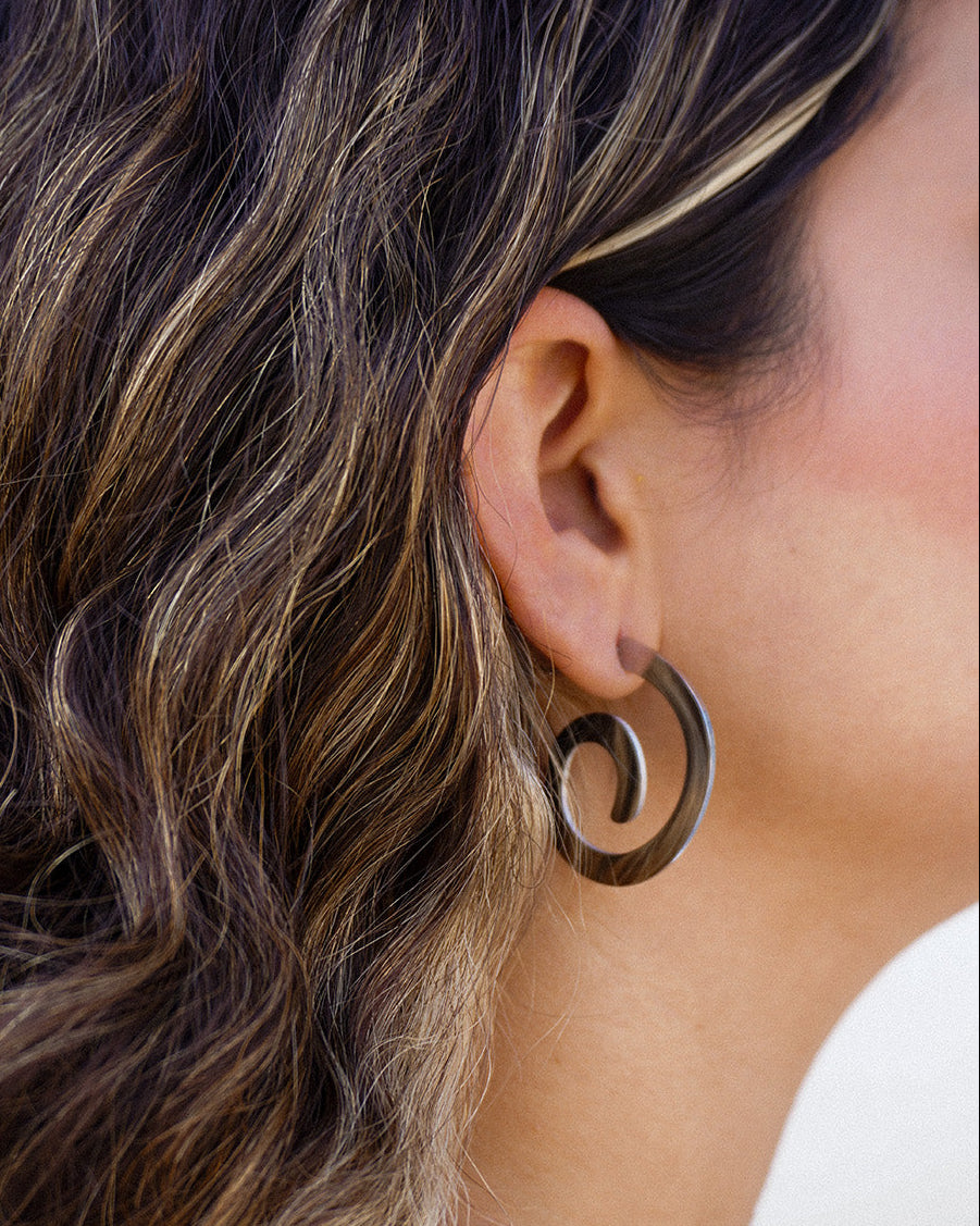 Paulina Otero - Caracol & Espiral Silver Hoops