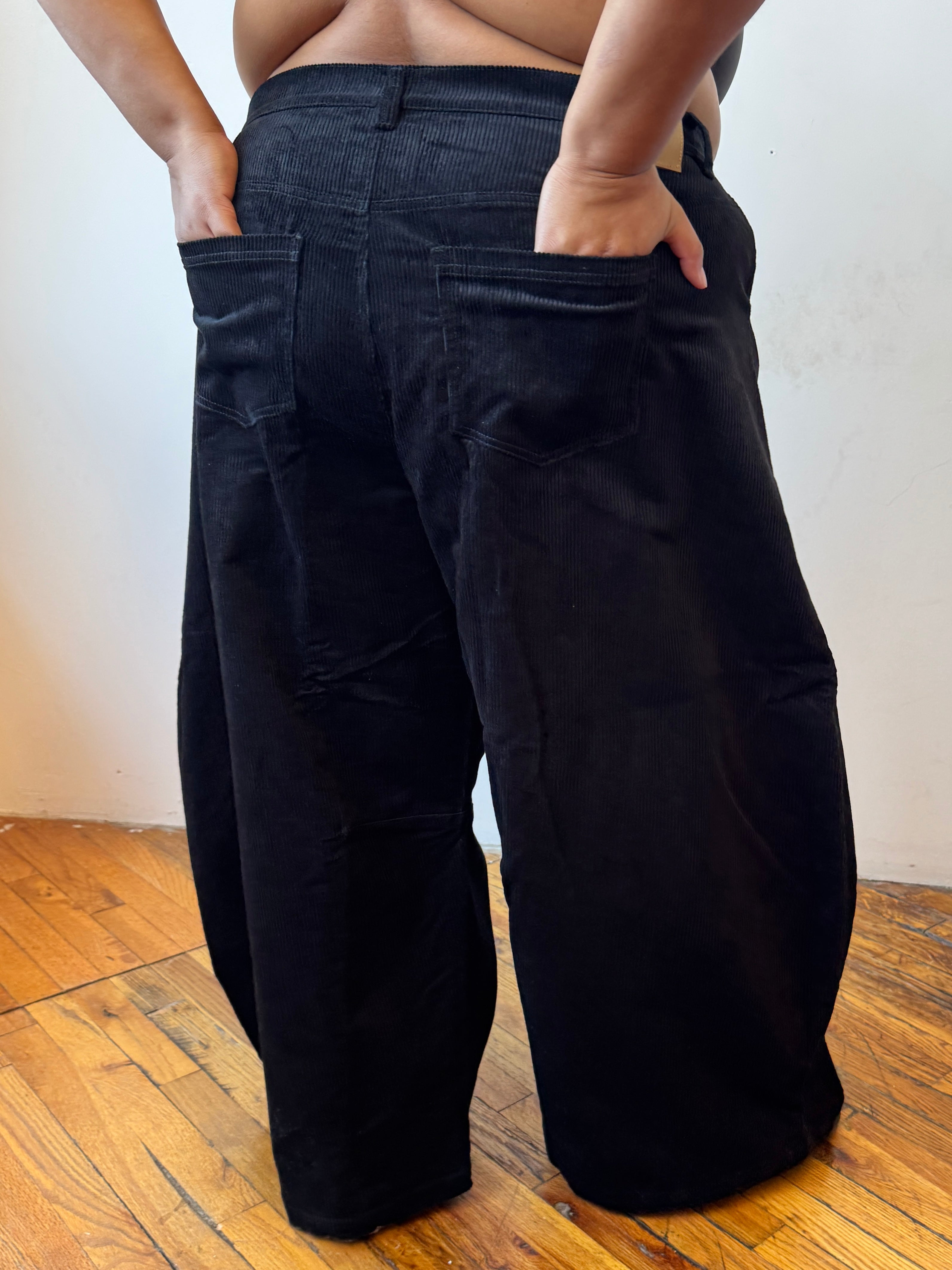 Lucinda - Barrel Leg Dad Jean in Almost Black