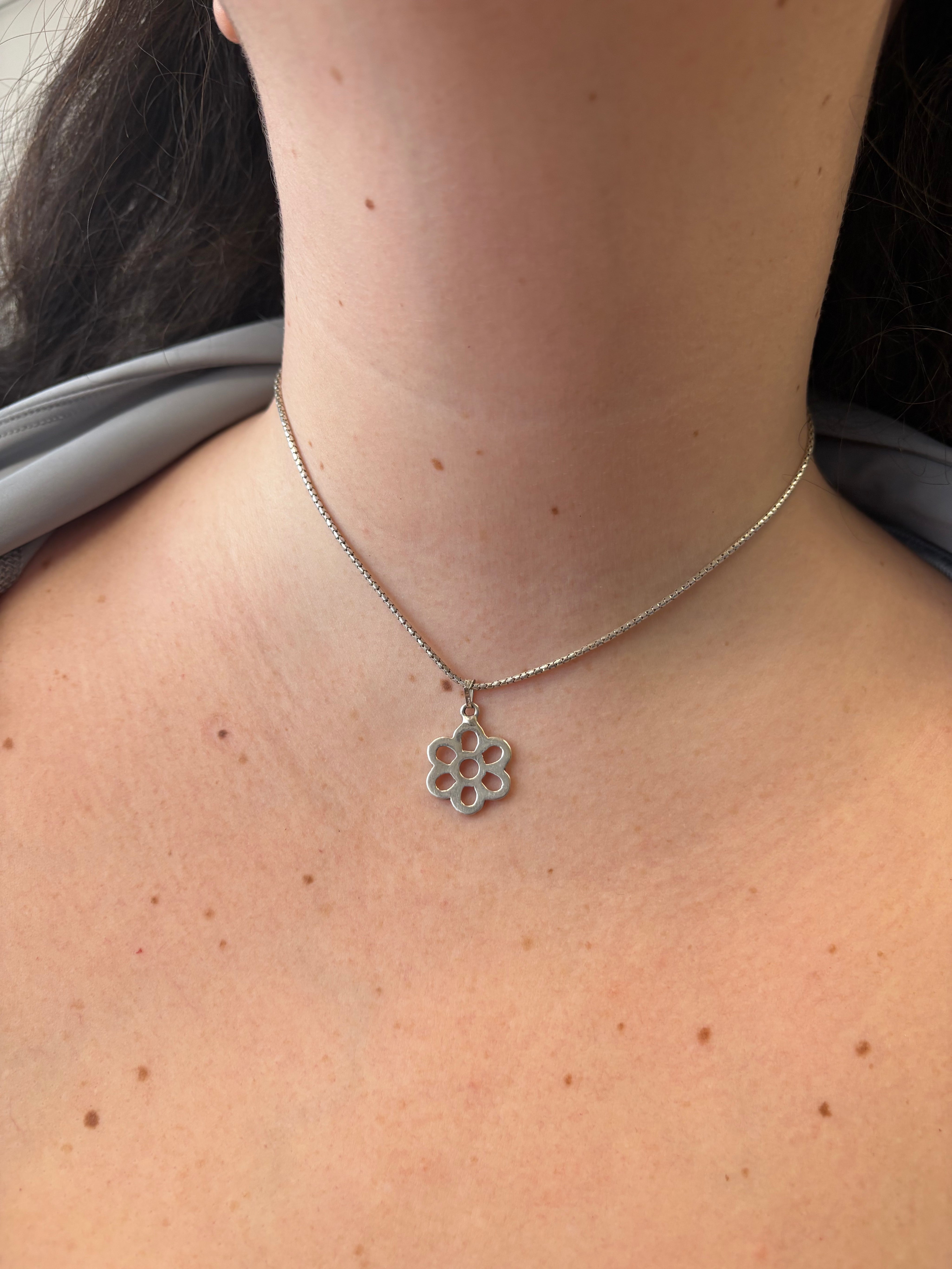 Vintage - Silver Flower Necklace (14”)