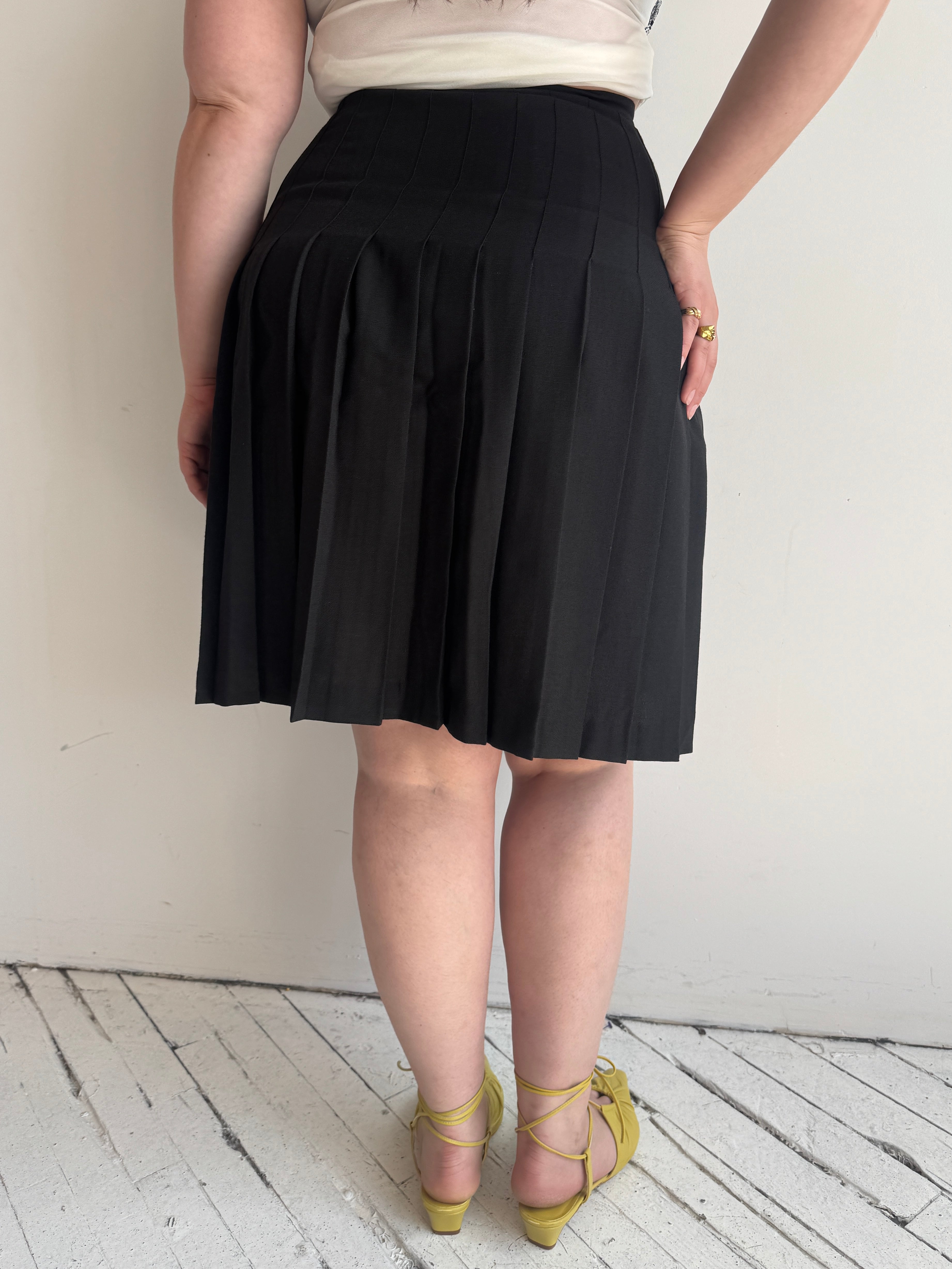 Vintage - Black Pleated Skirt (L/XL)