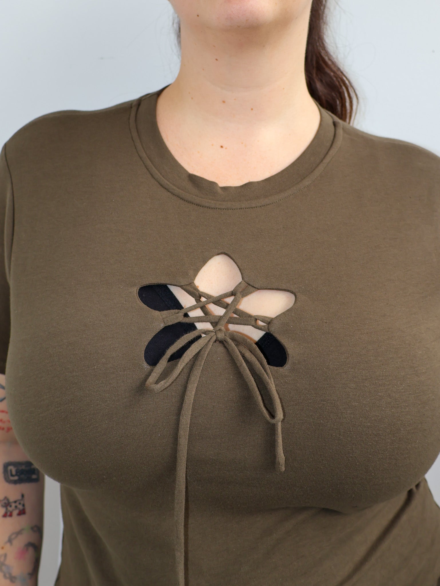 ABL ESTUDIO - Star Tee in Olive Green (L-4X)